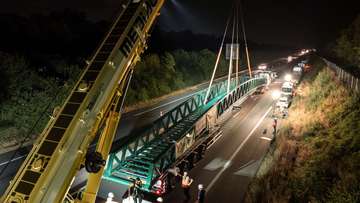 Pose de la passerelle du Bois des Fourasses