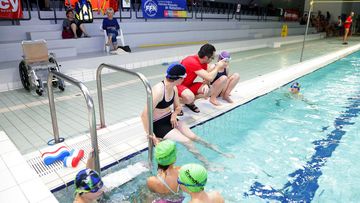 Des cours de natation adaptés aux personnes en situation de handicap sont organisés dans les piscines de l'Aqua Pôle Des cours de natation adaptés aux personnes en situation de handicap sont organisés dans les piscines de l'Aqua Pôle