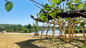 Des installations éphémères (transats, guinguettes, espaces de restauration, terrains de beach-volley et de pétanque...) sont installées sur le site.